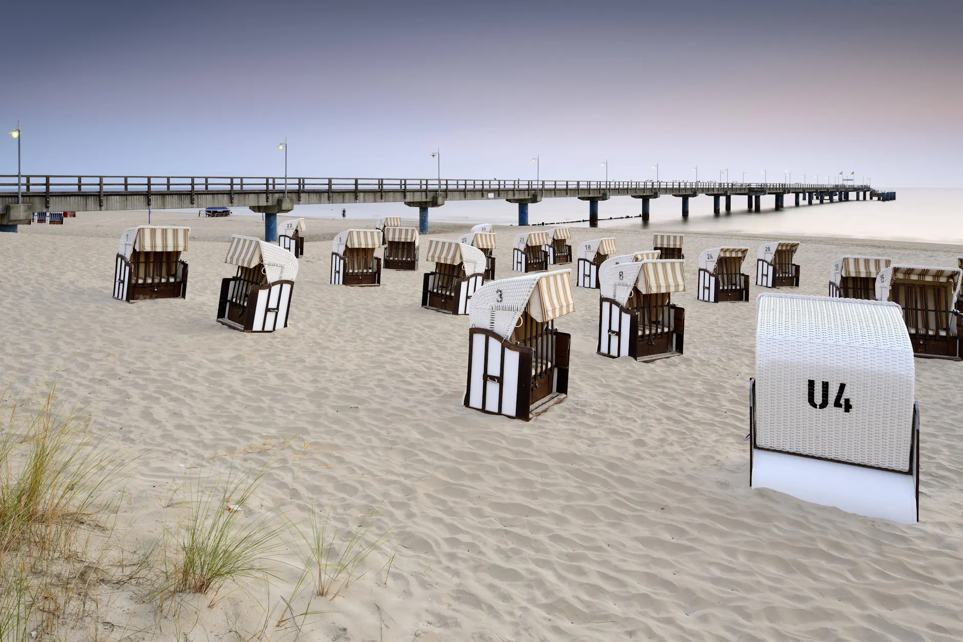Strandkörbe stehen im Ostseebad Bansin am Strand.