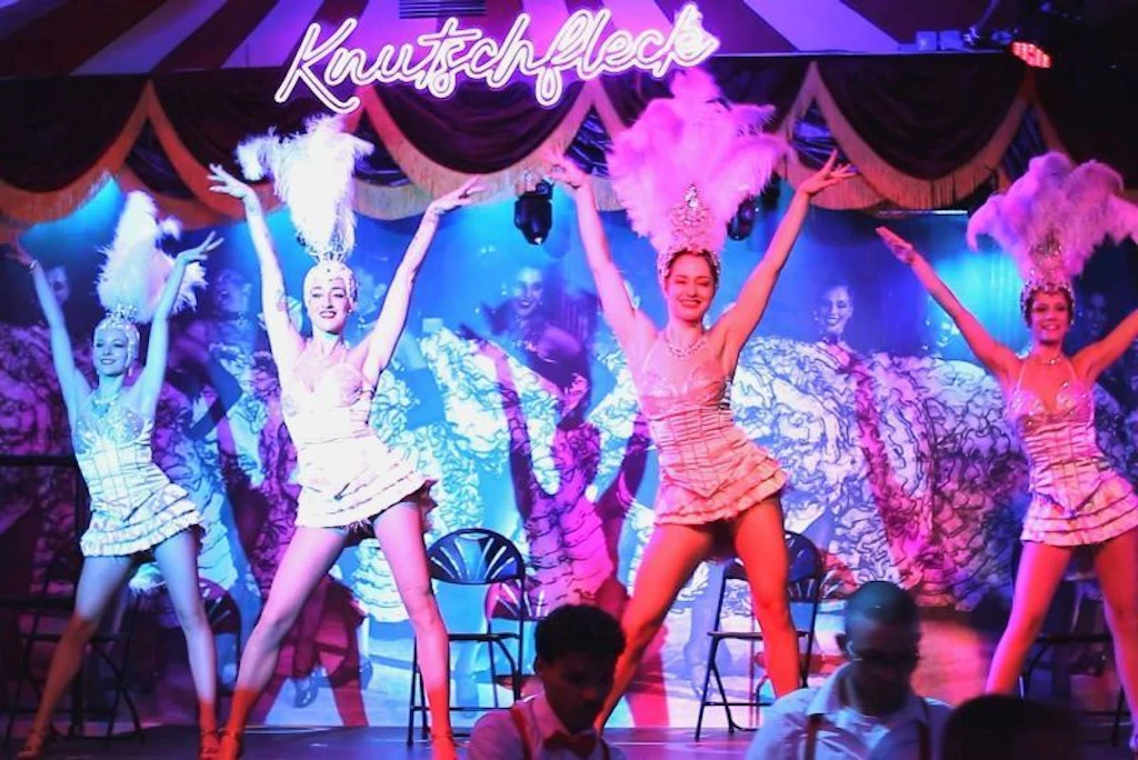 Knutschfleck unterm Fernsehturm: Varieté-Show & Cocktails am Alex. Tickets hier!
