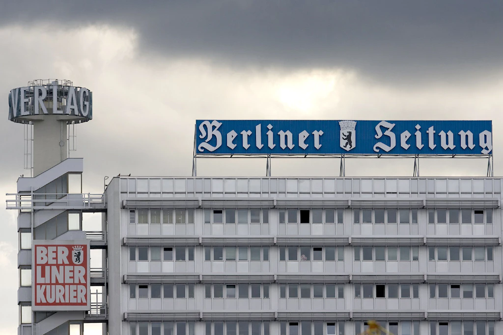 Das Verlagshaus der Berliner Zeitung im Jahr 2008: die DDR-Fassadengestaltung amputiert, aber mit starkem Zeitungsauftritt.
