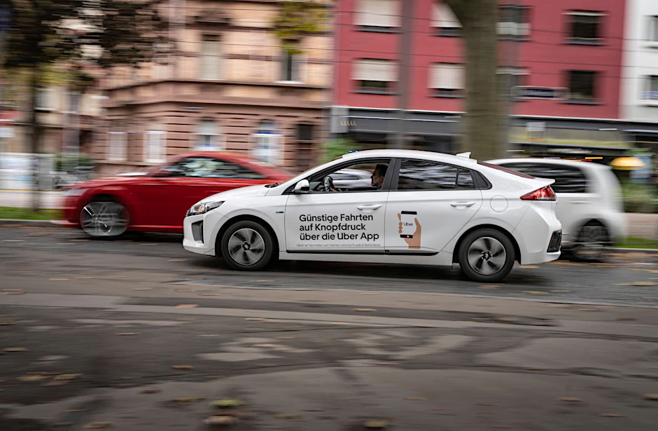 Uber ist auch in Magdeburg unterwegs und sorgt mit Preisen, die teils nur halb so hoch wie beim Taxi sind, für Zündstoff in der Branche.