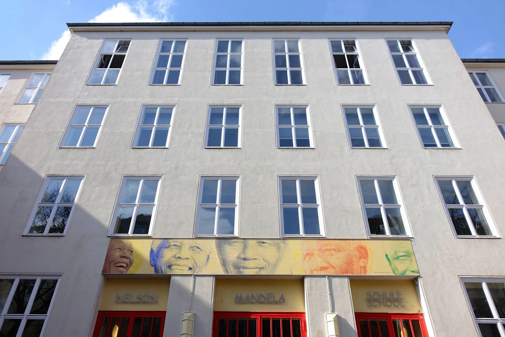 Die Nelson-Mandela-Schule – eine zweisprachige staatliche Sekundarschule mit gymnasialer Oberstufe.