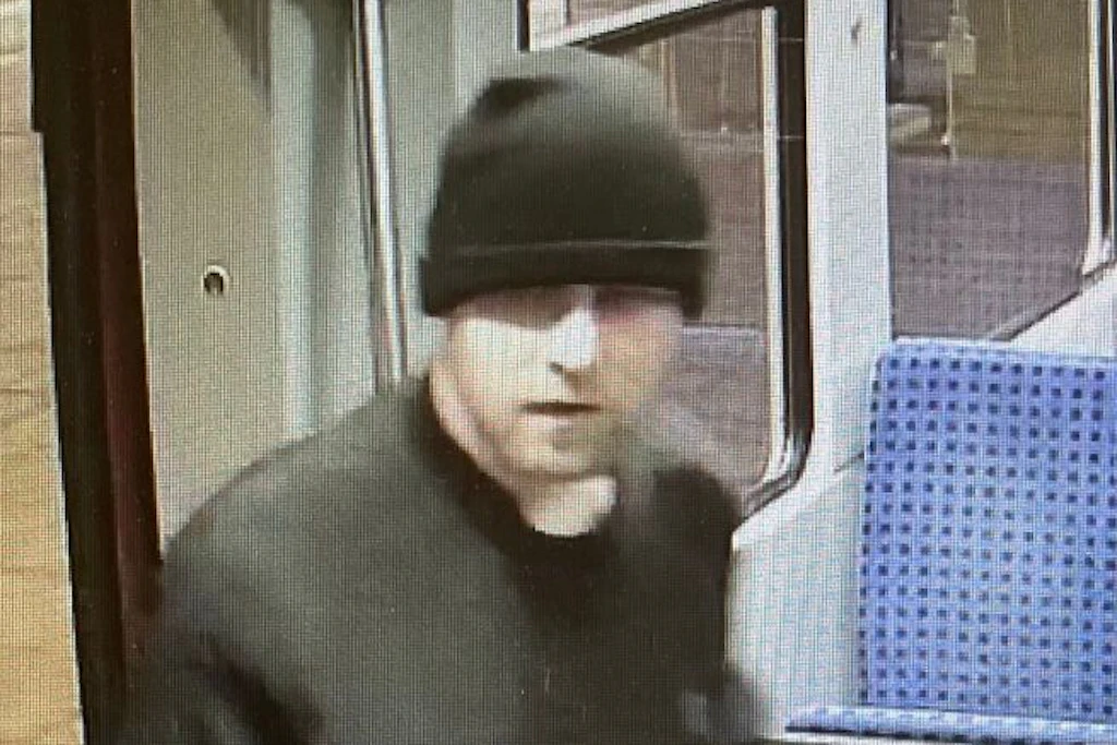 Der Gesuchte war mit einer schwarzen Mütze und einer schwarzen Jacke bekleidet.&nbsp;