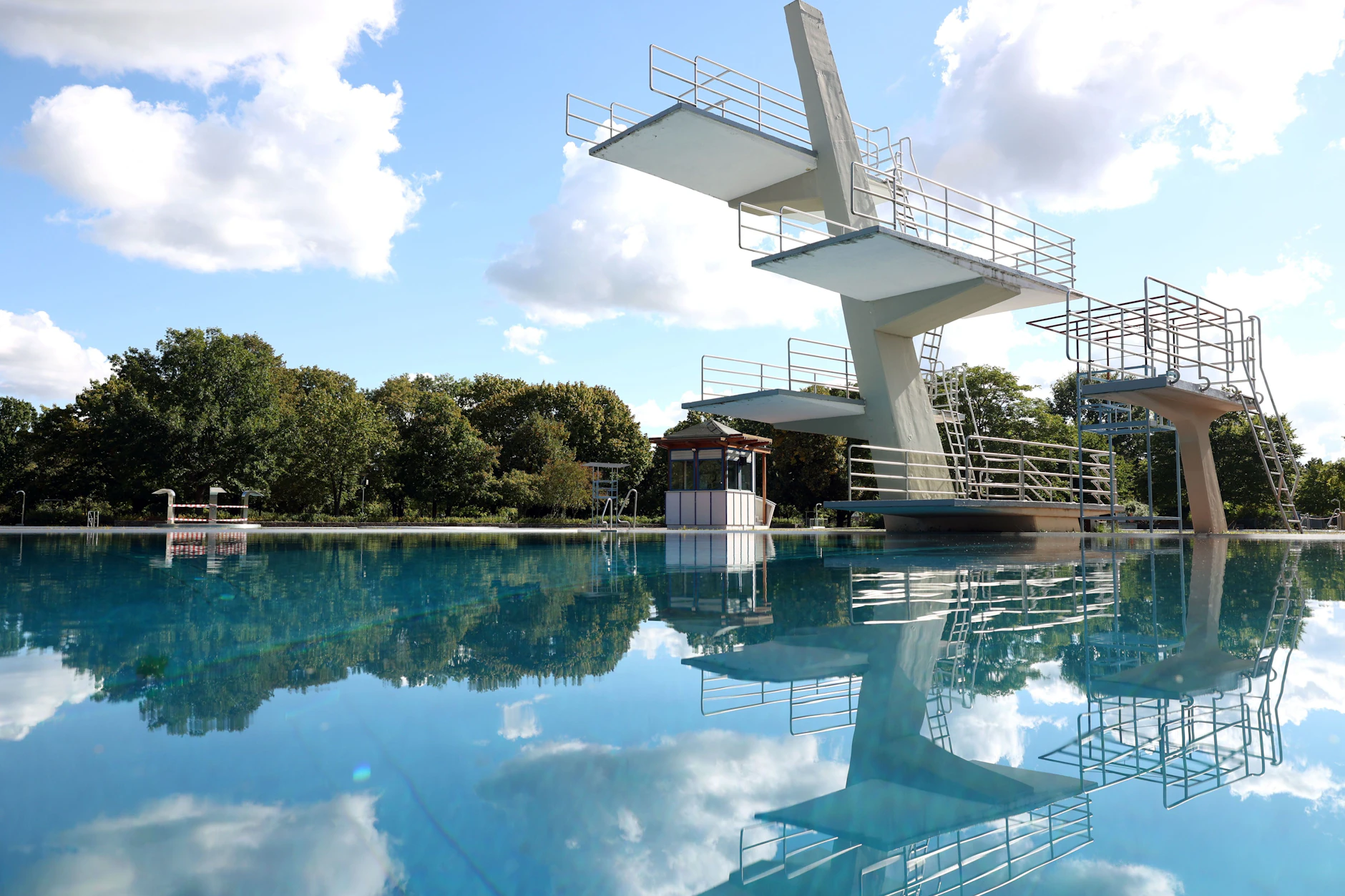 So still liegt das Wasser im Sommerbad Pankow selten.