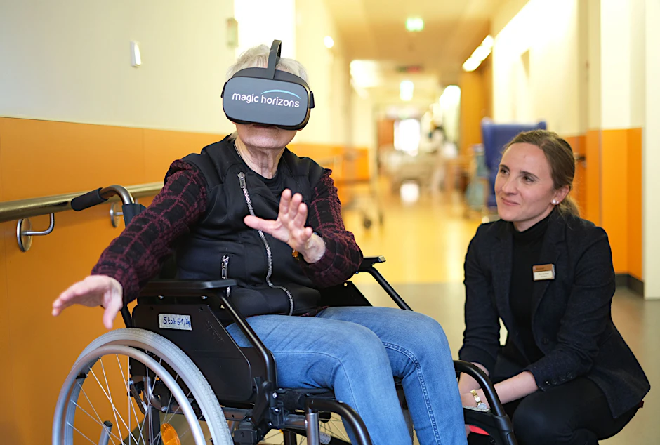 Oberärztin Eva Brandl vom Alexianer St. Hedwig-Krankenhaus testet mit einer Probandin eine VR-Brille.