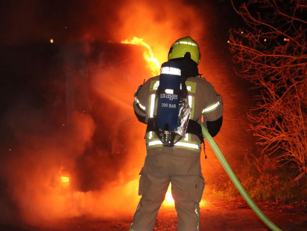 Zwei Lagerhallen eines Sägewerks im Kreis Eichsfeld wurden durch das Feuer vollständig zerstört. (Symbolbild)