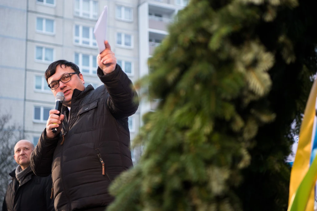 Lichtenbergs Ex-Bezirksbürgermeister Michael Grunst (Die Linke) spricht bei einem&nbsp; Richtfest. Es soll bis Herbst 2026 rund 400.000 Euro bekommen. Arbeiten muss er dafür nicht.
