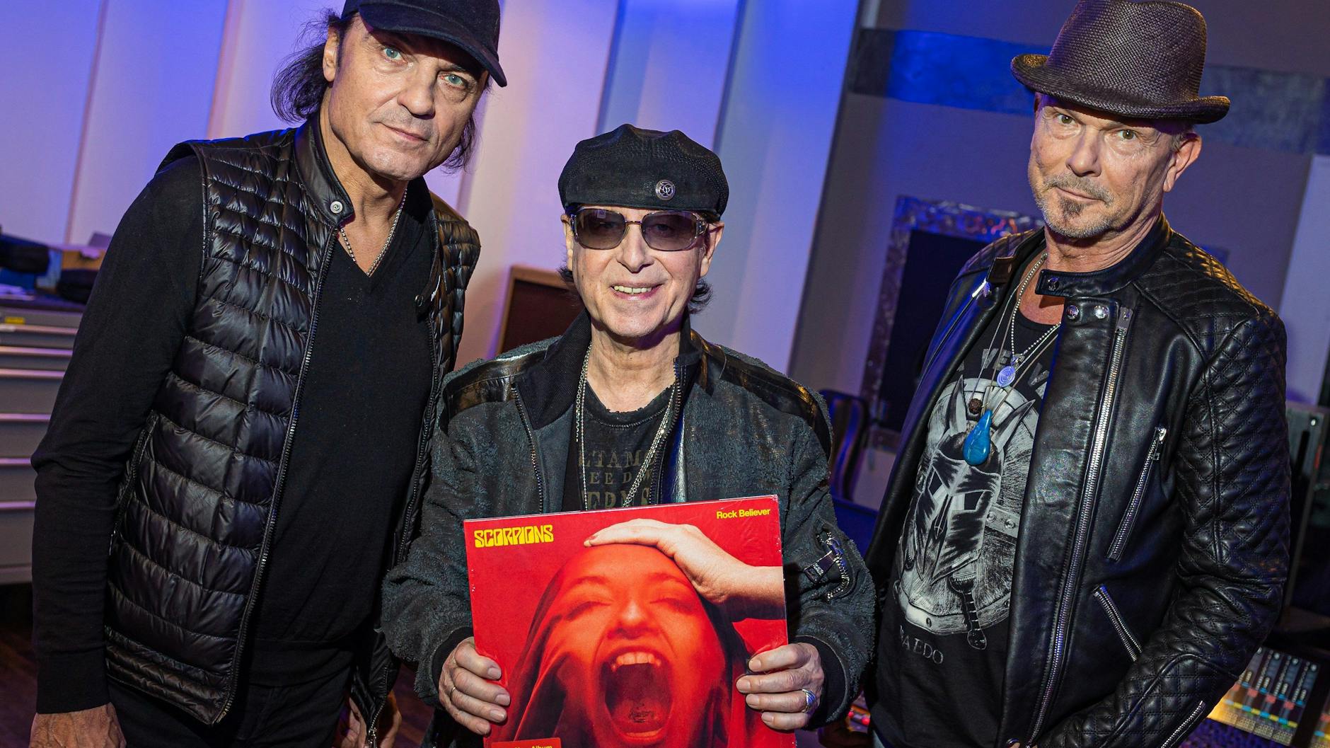 Matthias Jabs (von links), Klaus Meine und Rudolf Schenker präsentieren ihr neues Album „Rock Believer“ in den Peppermint Park Studios in Hannover.