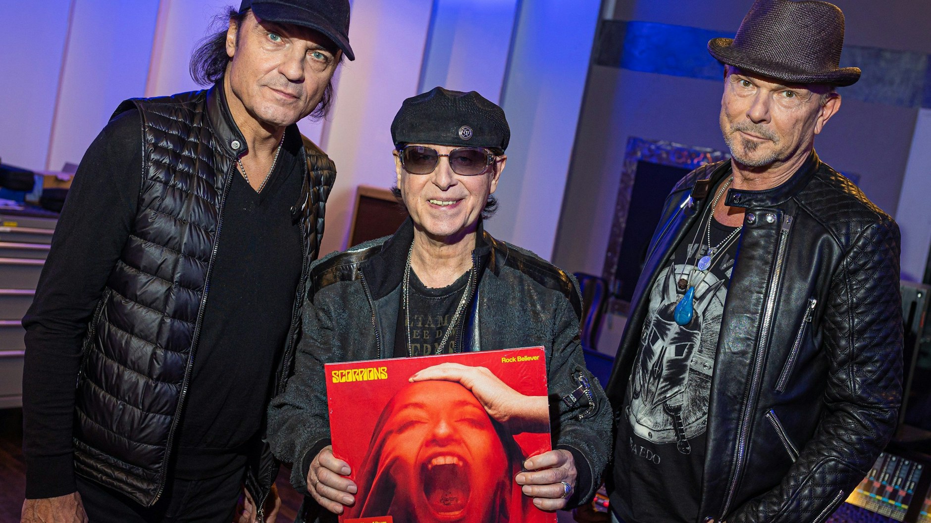Matthias Jabs (von links), Klaus Meine und Rudolf Schenker präsentieren ihr neues Album „Rock Believer“ in den Peppermint Park Studios in Hannover.