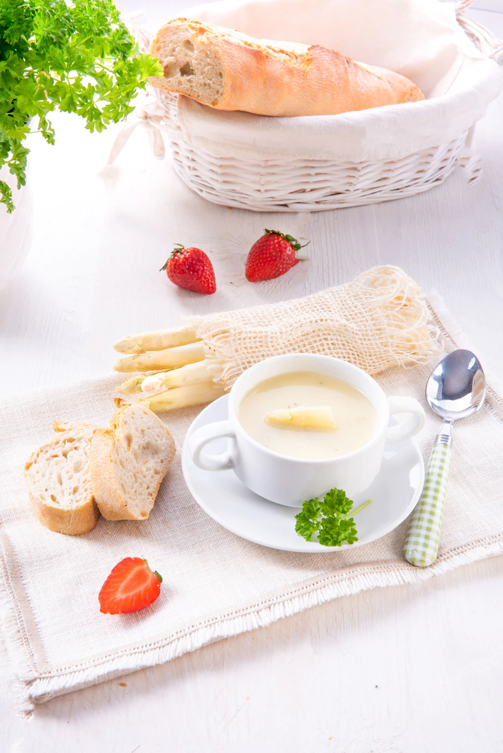 Zwei Rezepte für Spargelsuppe, Spargelsalat und Spargelröllchen: Diese Leckereien empfehlen Brandenburger Spargelbauern