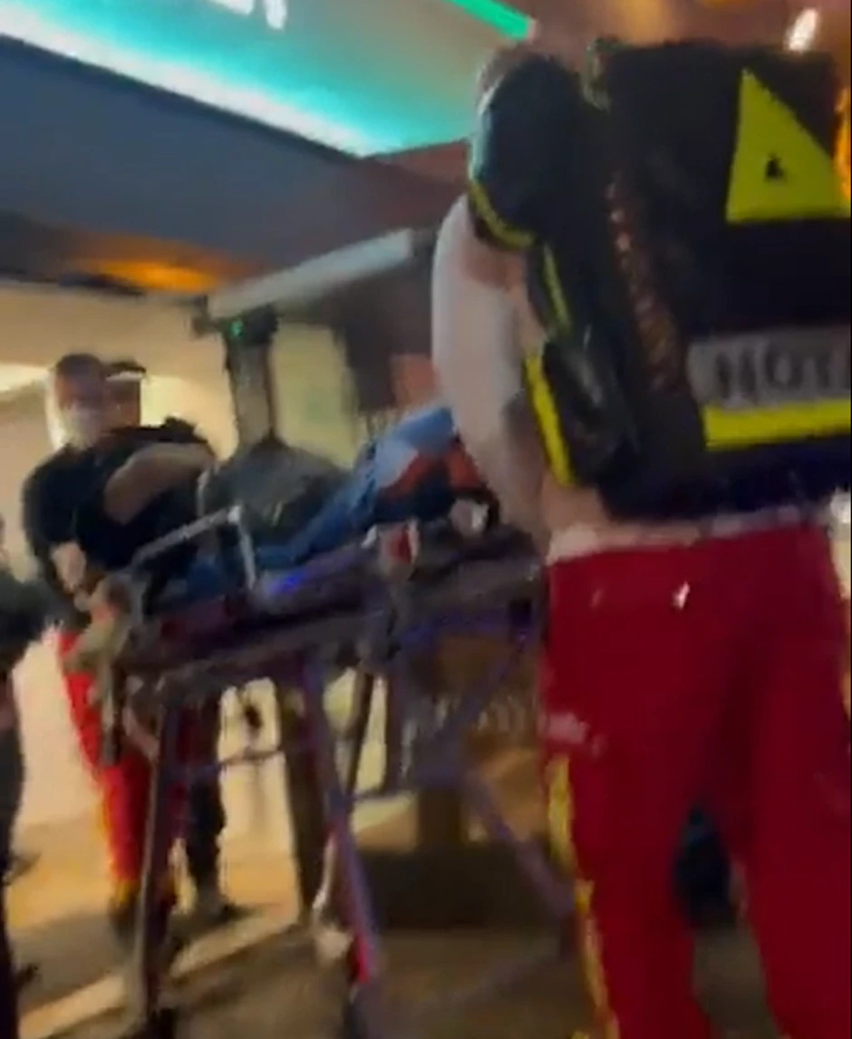 Der verletzte 44-Jährige wird von Sanitätern aus der Kotti-Wache transportiert.
