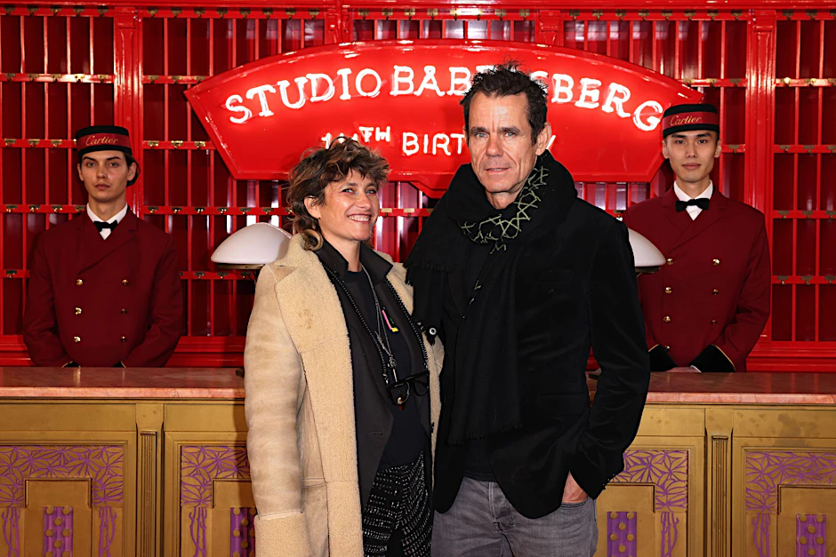 Regisseur Tom Tykwer („Babylon Berlin“) mit seiner Frau Marie Steinmann bei der Feier zum 111. Geburtstag der Filmstudios Babelsberg