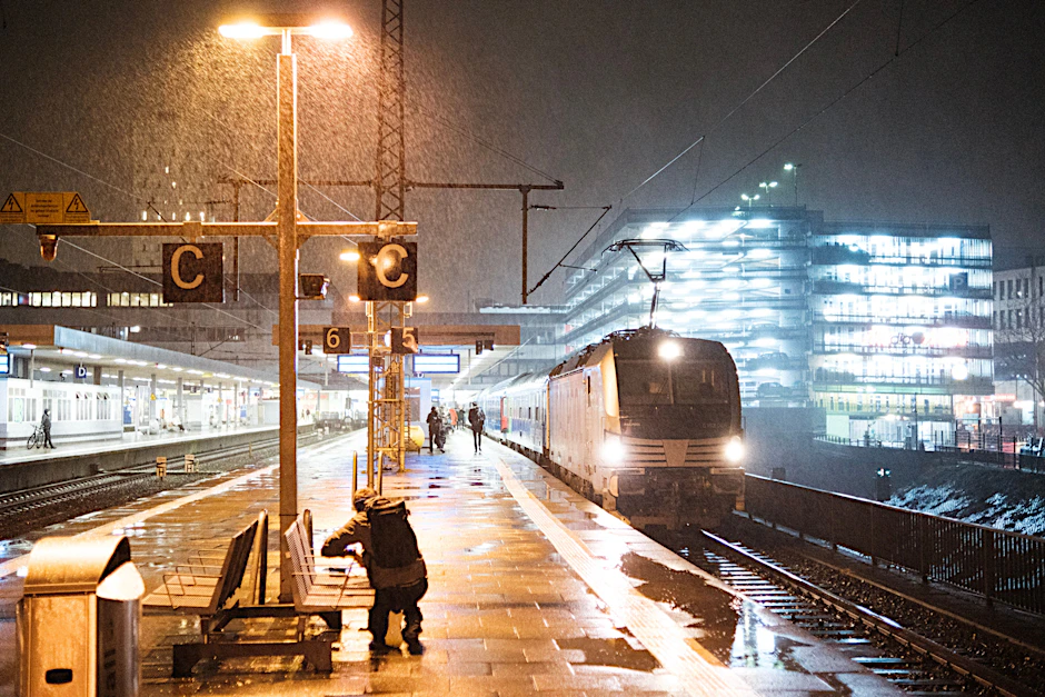 Vor der Reise durch die Nacht. Der Nachtzug Euronight EN 346 nach Stockholm wartet auf die Abfahrt. Seit dem Frühjahr 2023 beginnt und endet der Zug in Berlin.