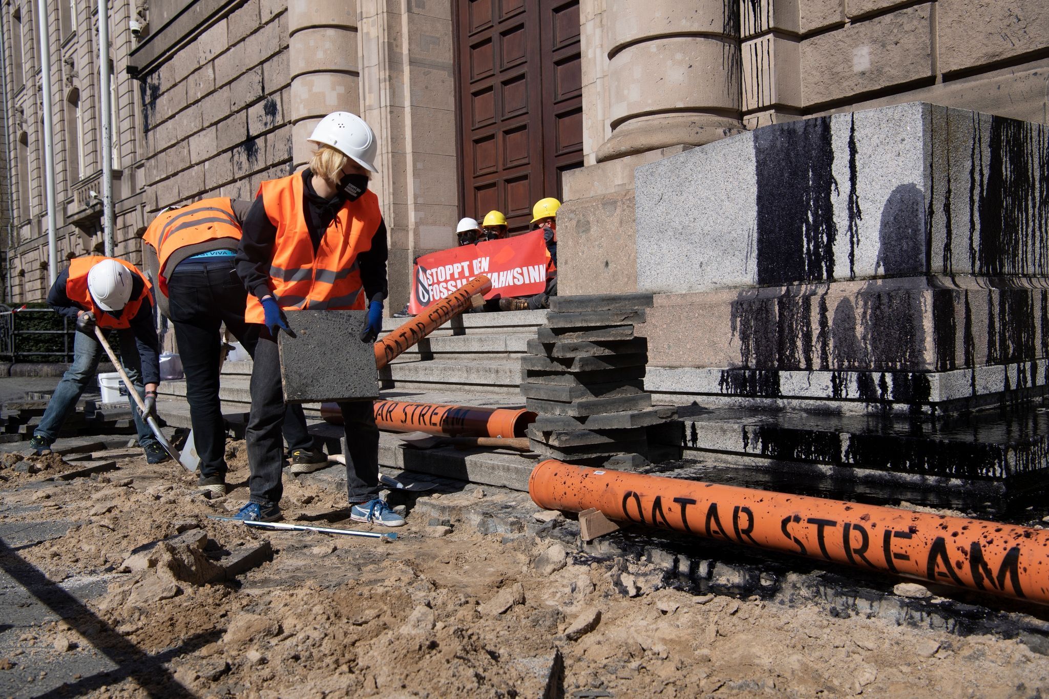 Image - Aktivisten reißen Gehweg vor Habecks Ministerium auf