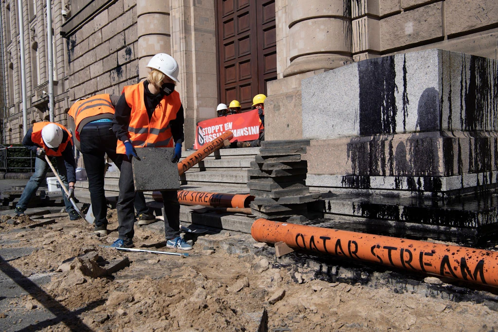 Aktivisten der Gruppe Letzte Generation rissen am 19. April vergangenen Jahres den Gehweg vor dem Bundeswirtschaftsministerium auf, um Rohre für die symbolische Pipeline „Qatar-Stream“ zu verlegen.