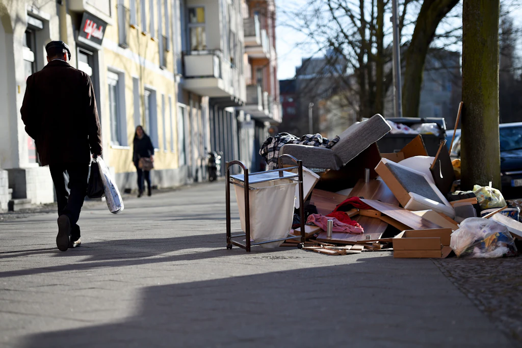Berlin, wie es leider oft aussieht:  Ein Mann läuft an einem Haufen Sperrmüll im Berliner Stadtteil Wedding vorbei.
