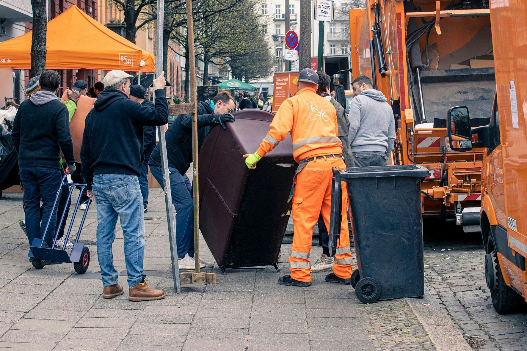 Bei den BSR-Kieztagen holt die Berliner Stadtreinigung den Müll in Ihrer Nachbarschaft ab.