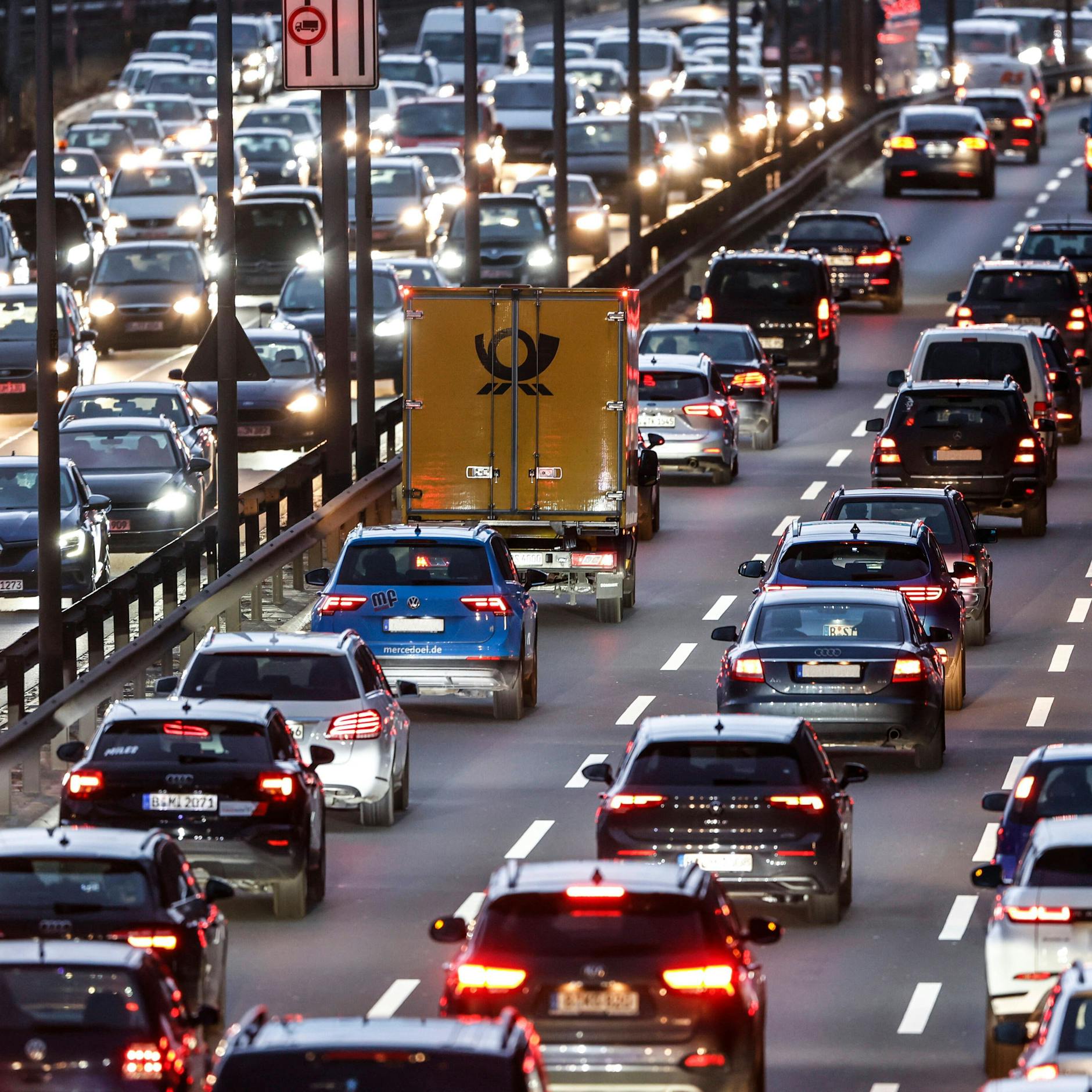 Image - Schweden kontert Merz: Nein zum Ende des EU-Verbrennerverbots