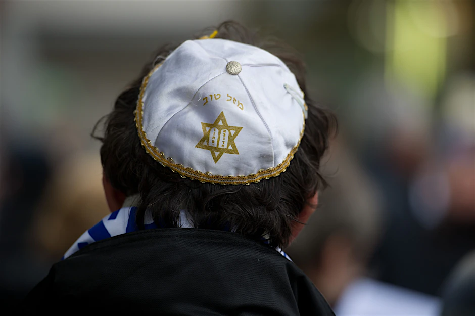 Die Anzahl der dokumentierten Fälle israelbezogenen Antisemitismus hat sich RIAS zufolge 2025 fast verdoppelt