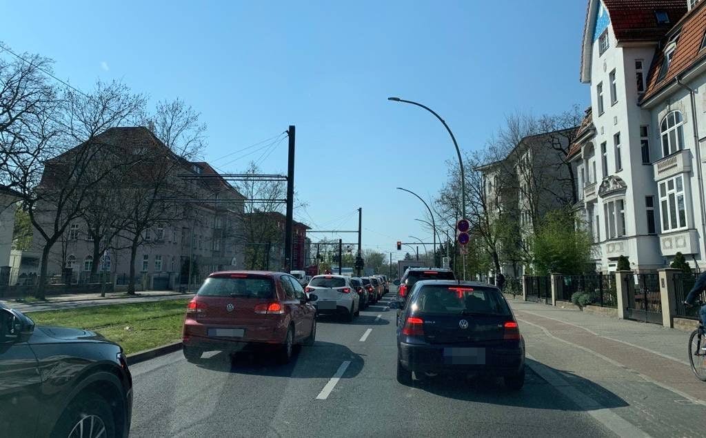 Stau auf der Treskowallee in Karlshorst. Die TVO könnte ihr viel Verkehr abnehmen.