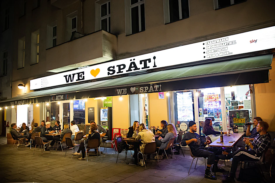 Der Späti ist für viele weit mehr als ein Einkaufsladen. Er ist ein Ort des sozialen Miteinanders.