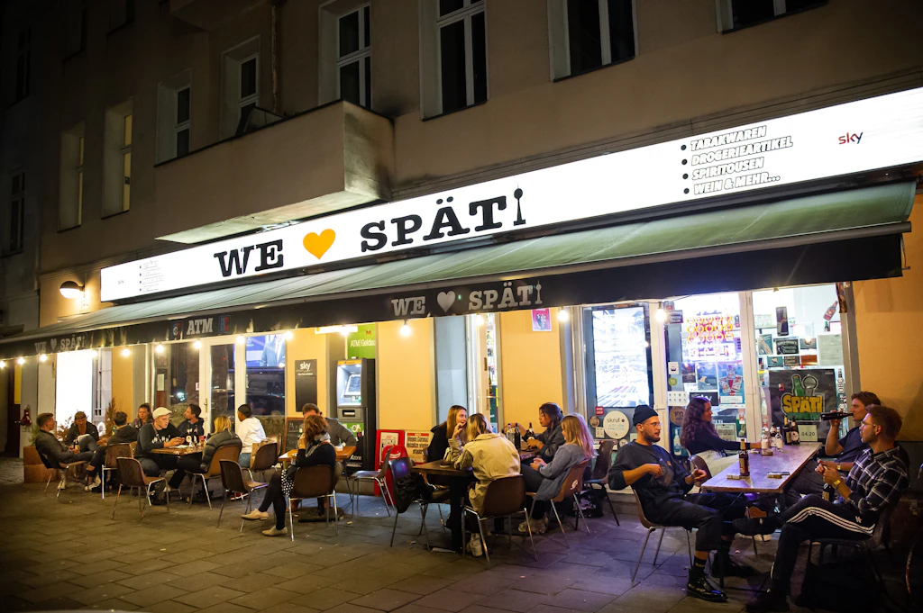 Der Späti ist für viele weit mehr als ein Einkaufsladen. Er ist ein Ort des sozialen Miteinanders.
