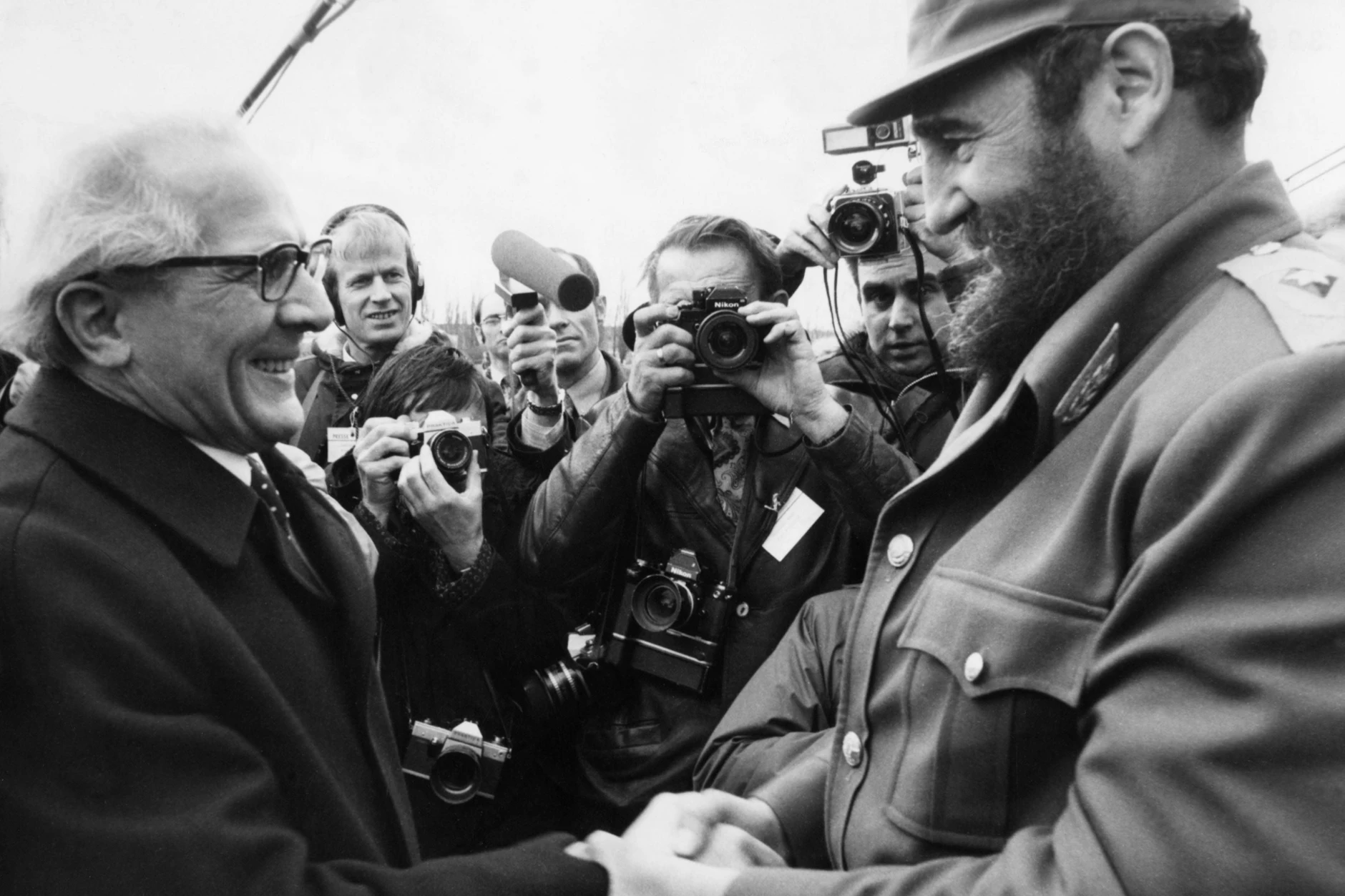 Erich Honecker begrüßt Fidel Castro, der 1972 der DDR eine Karibikinsel schenkte.