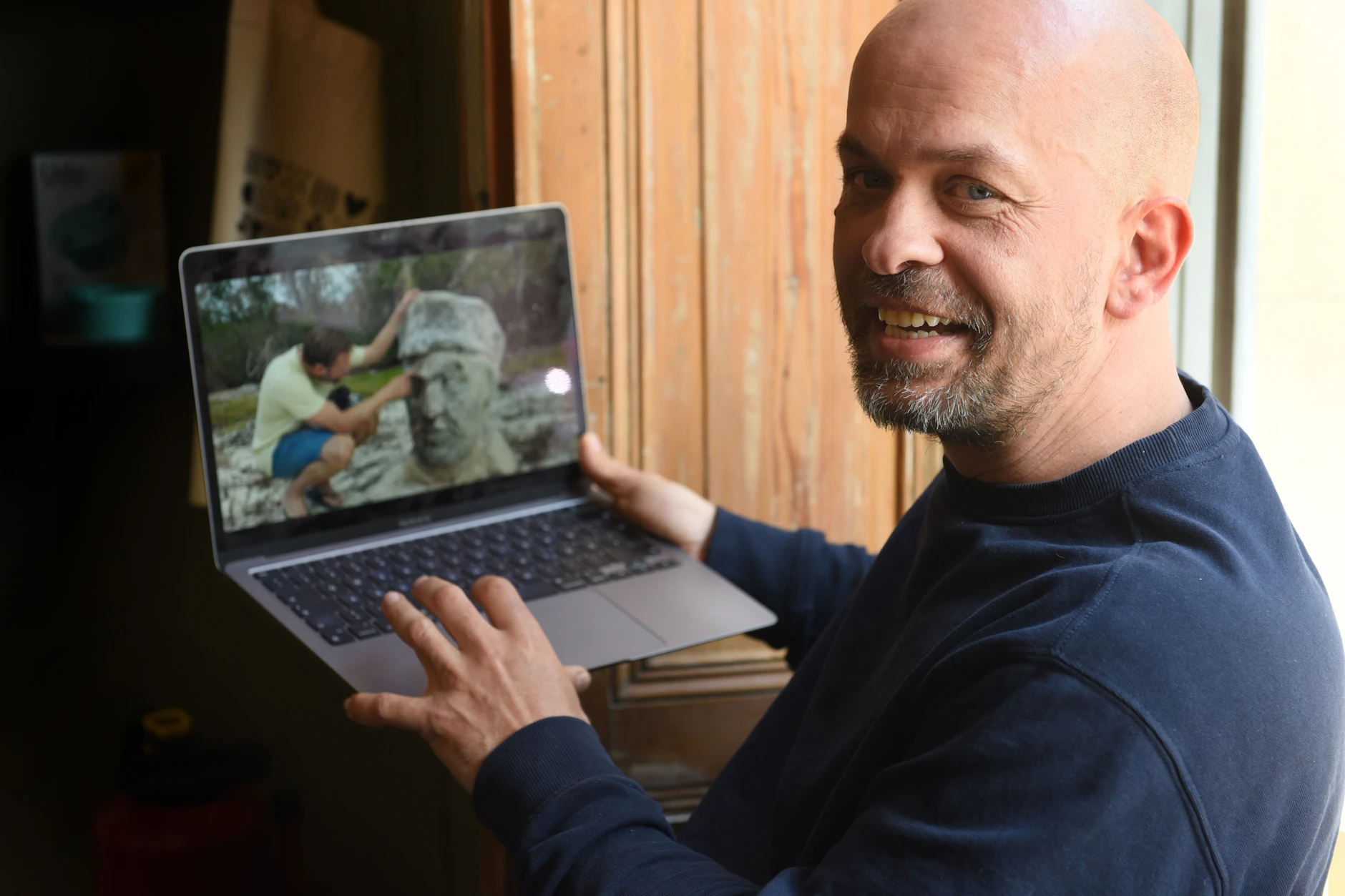 Regisseur Ronald Vietz zeigt am Laptop Bilder von den Dreharbeiten auf der DDR-Insel vor Kuba.