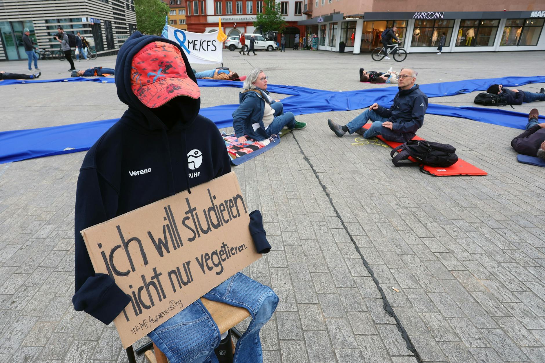 Mit einer Puppe demonstrierten ME/CFS-Betroffene in Bayern (Archiv).