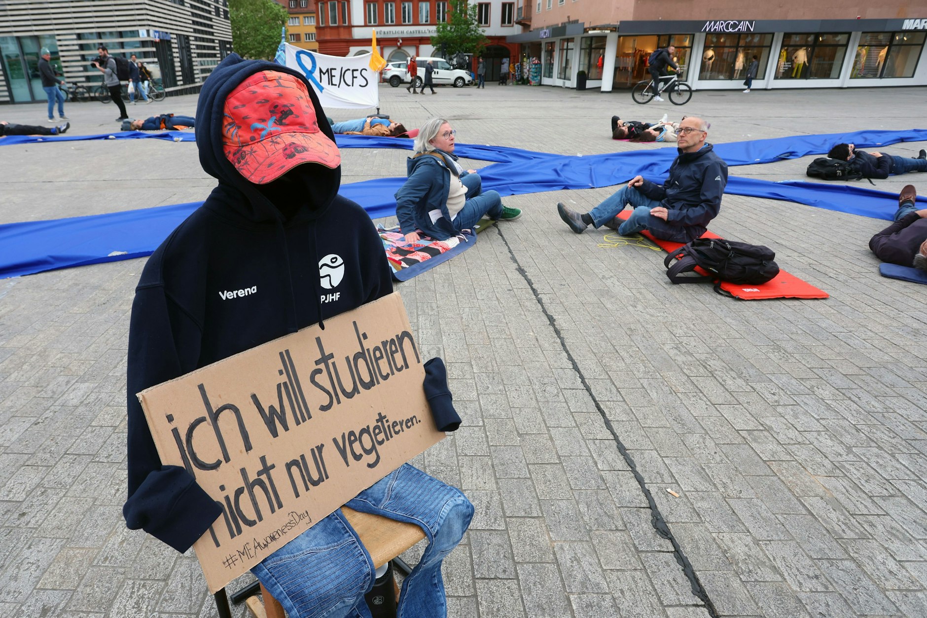 Mit einer Puppe demonstrierten ME/CFS-Betroffene in Bayern (Archiv).