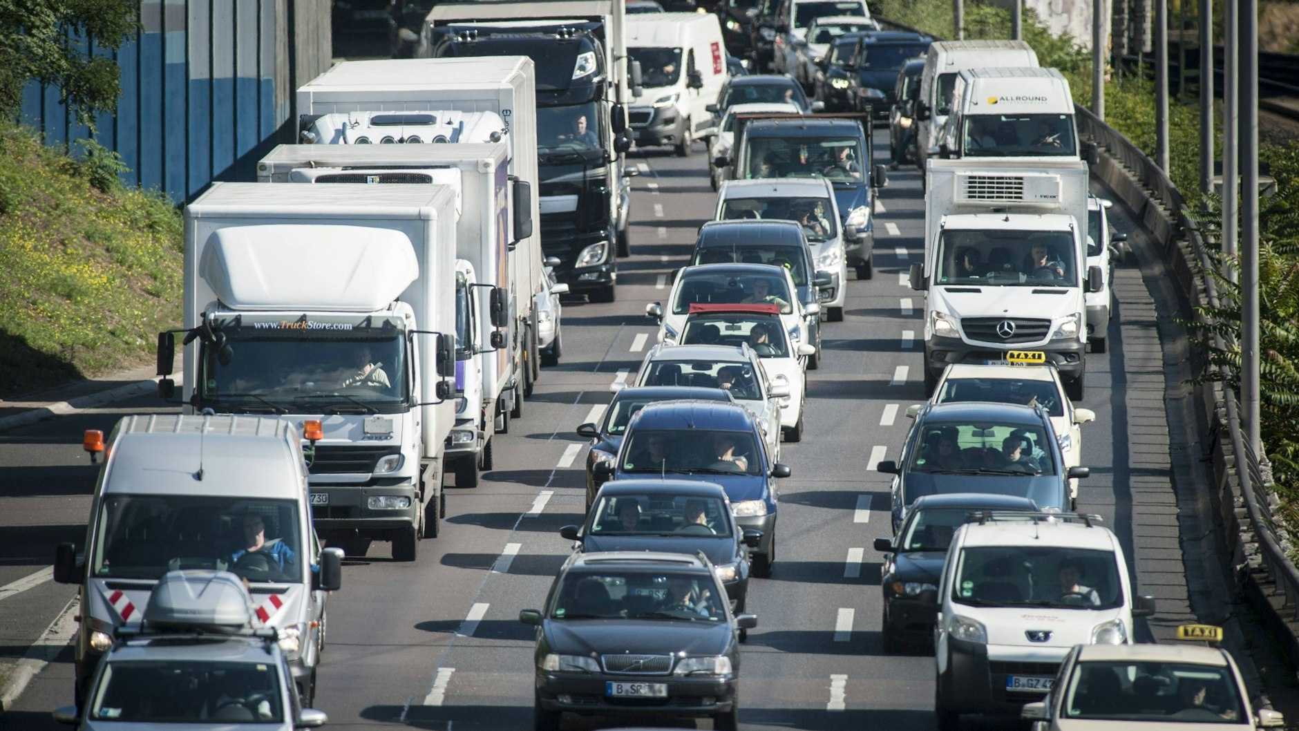 Autos stauen sich auf dem Berliner Ring. Das droht auch am kommenden Wochenende.