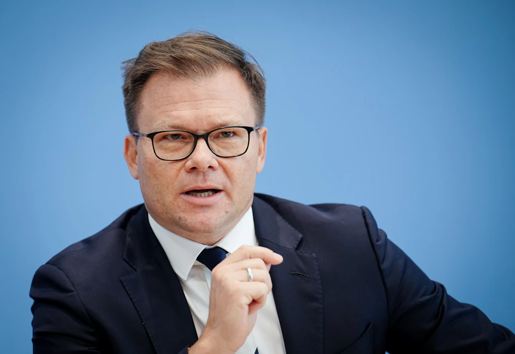 Bundesumweltminister Carsten Schneider (SPD): Argumente wie vor 20 Jahren helfen weder Energiewende noch Versorgungssicherheit.