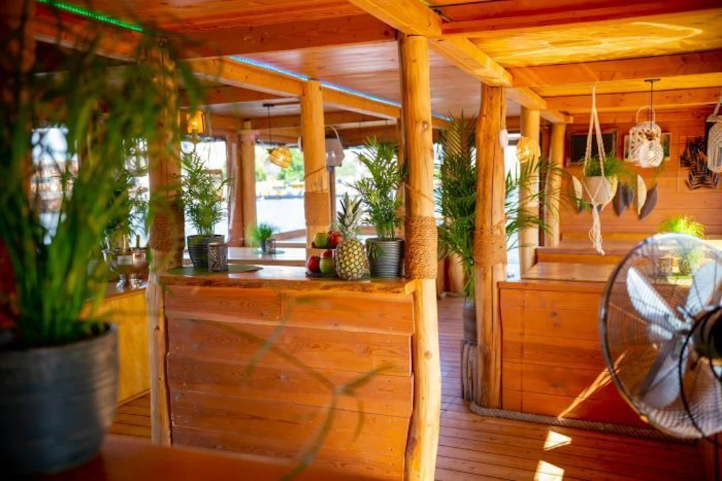 Unterdeck mit Sitzecken.