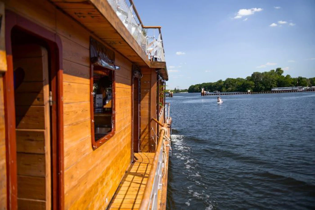 Mit Badehose kann man direkt rein in den See ...&nbsp;