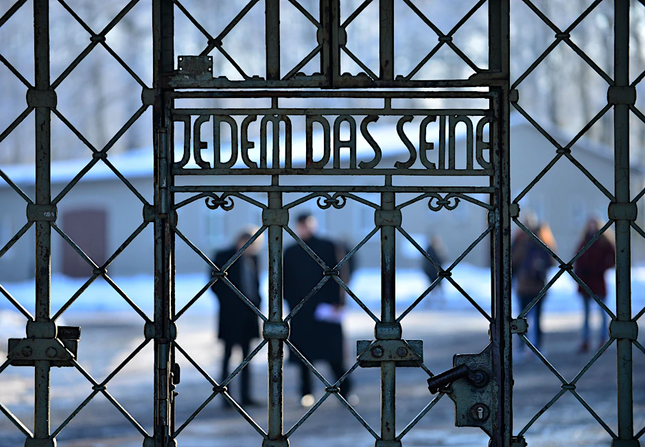 Am Lagertor mit der Inschrift „Jedem das Seine“ stehen am 30.01.2014 in der KZ-Gedenkstätte Buchenwald bei Weimar (Thüringen) Besucher. Im Auftrag der Stiftung Gedenkstätten Buchenwald und Mittelbau-Dora wird das Lagertor von Buchenwald restauriert. Bis März soll die Restaurierung dauern, für die Zwischenzeit wird eine Kopie installiert. Das Tor wurde von dem Bauhäusler und KZ-Häftling Franz Ehrlich entworfen.