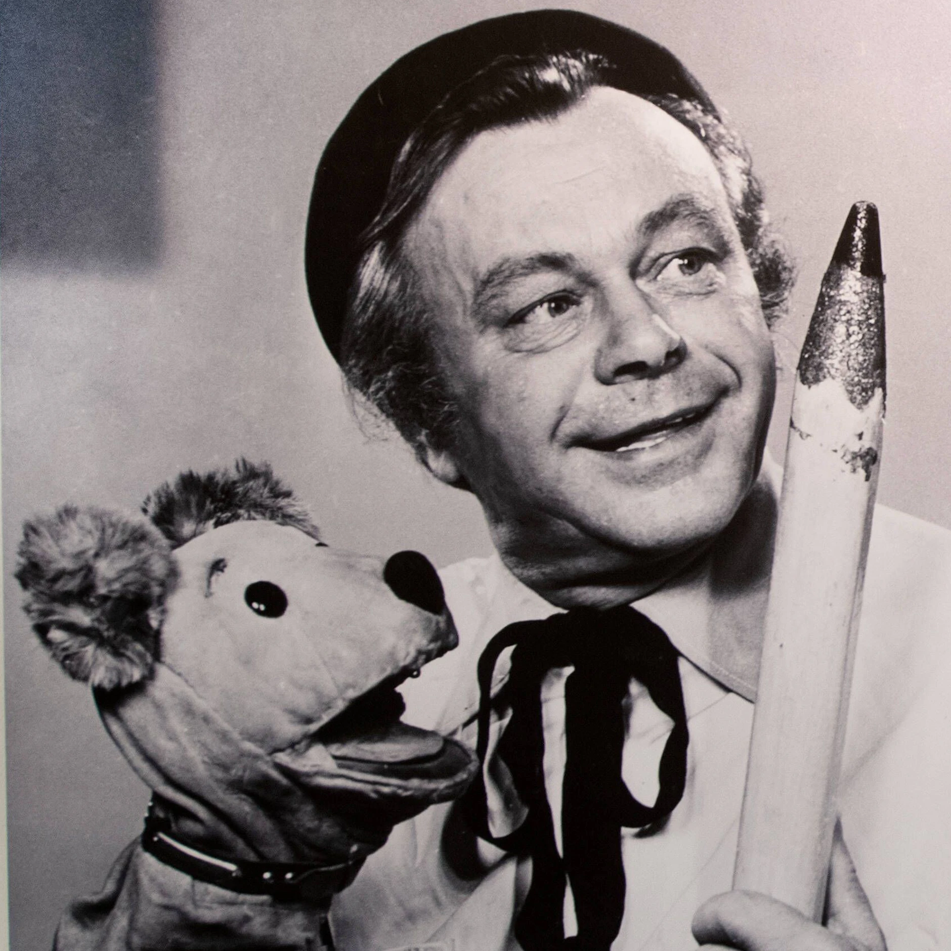 Heinz Fülfe als Taddeus Punkt mit seinem Hündchen Struppi im DDR-Fernsehen. Diesen Hund gab es beim Sandmännchen schon seit 1959.