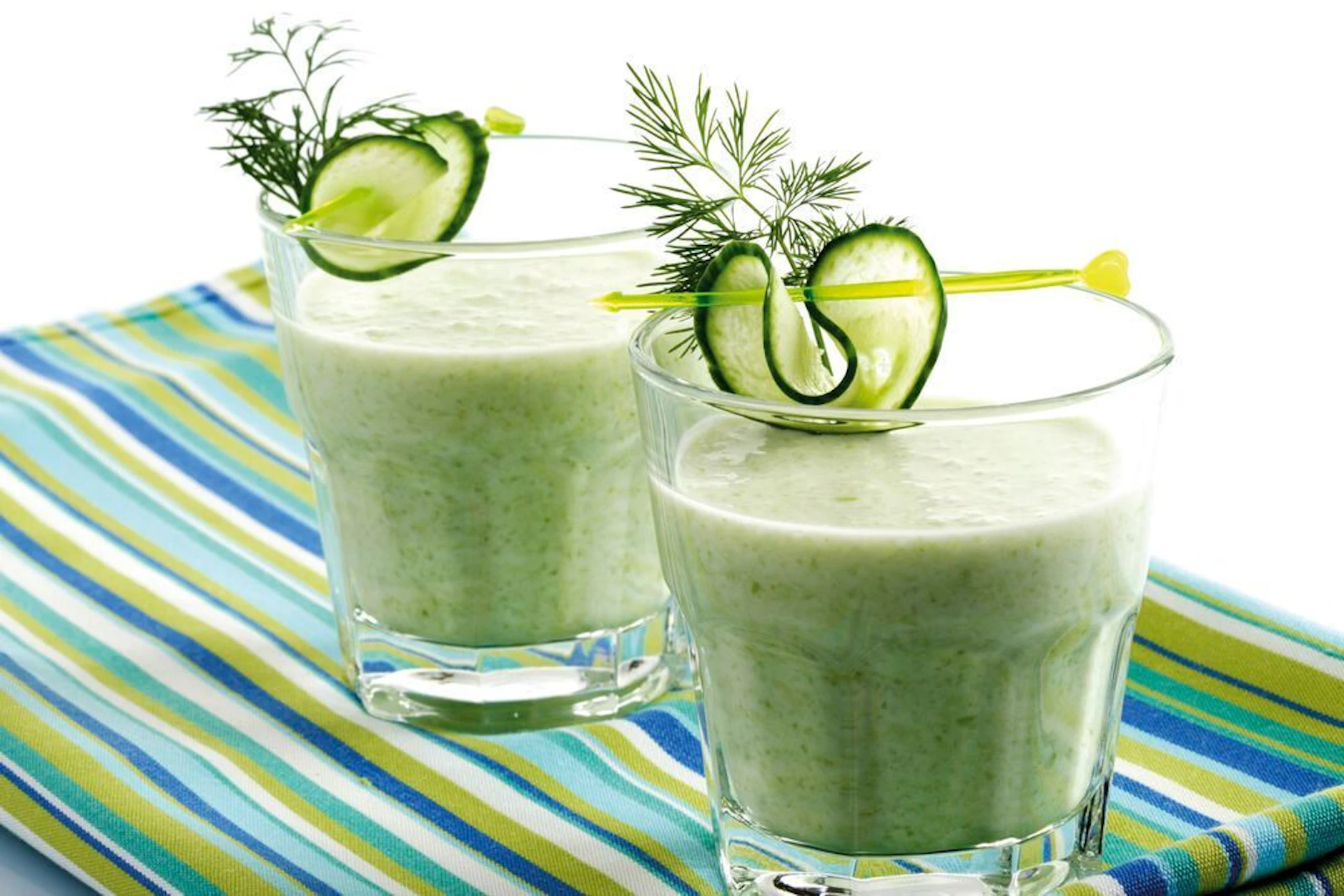 Eine kalte Gurkensuppe kann man auch wie einen Sommercocktail in Gläsern anrichten und servieren.