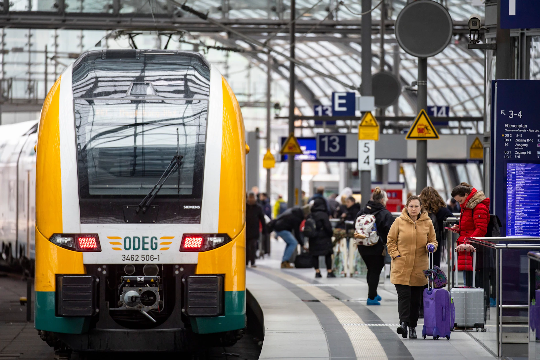 Ein Zug der ODEG steht am Hauptbahnhof in Berlin.