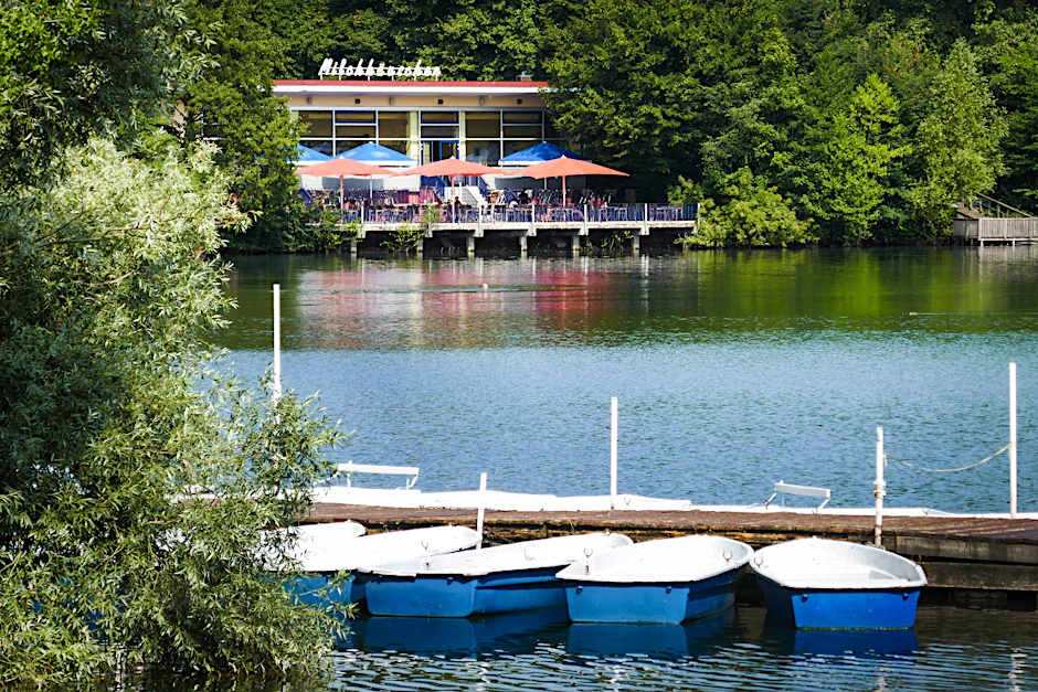 Das Milchhäuschen am Weißen See wurde bereits umgebaut. Hier kann man griechisch essen.