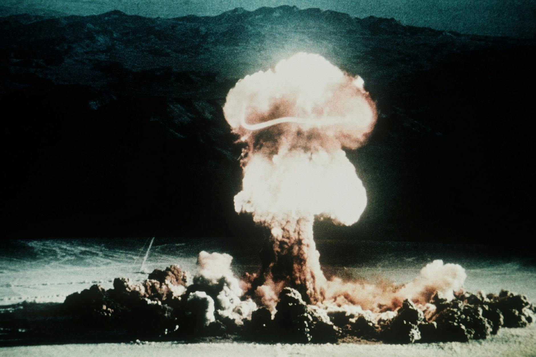 Ein Atompilz steigt nach der Explosion einer Atombombe über dem Testgelände in der Wüste von Nevada auf. (Undatiert).