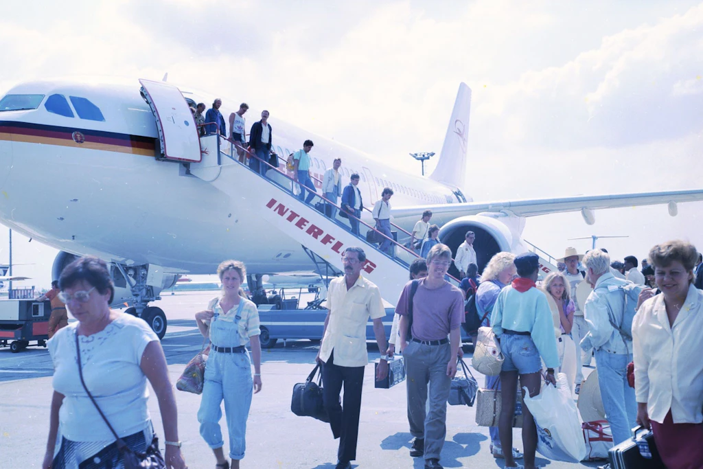 Der A310 im Interflug-Look auf dem Flughafen in Berlin-Schönefeld: 1990 flogen mit dem West-Airbus die Ostdeutschen erstmals nach Mallorca.