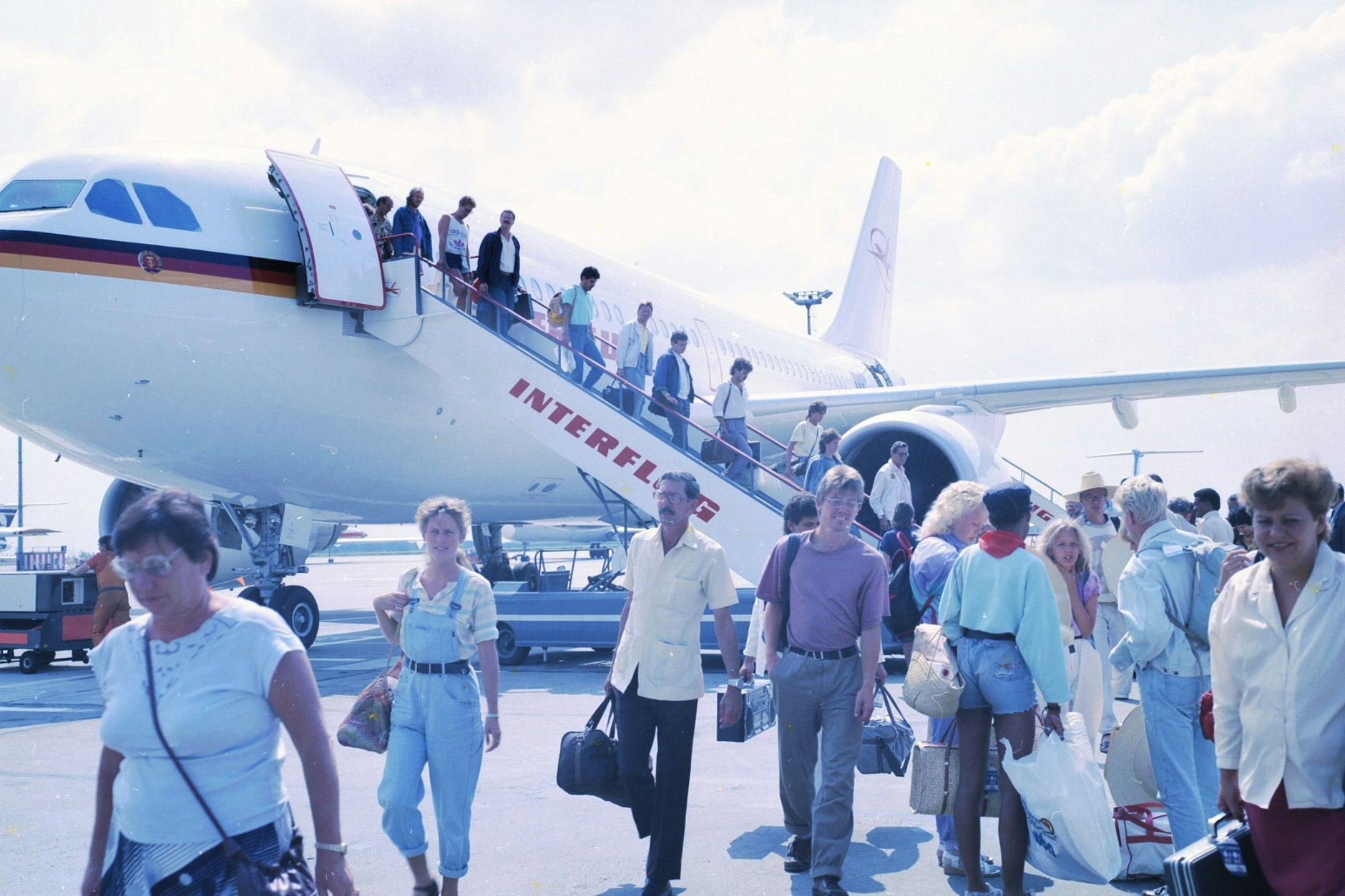 Der A310 im Unterflug-Look auf dem Flughafen in Berlin-Schönefeld: 1990 flogen mit dem West-Airbus die Ostdeutschen erstmals nach Mallorca.