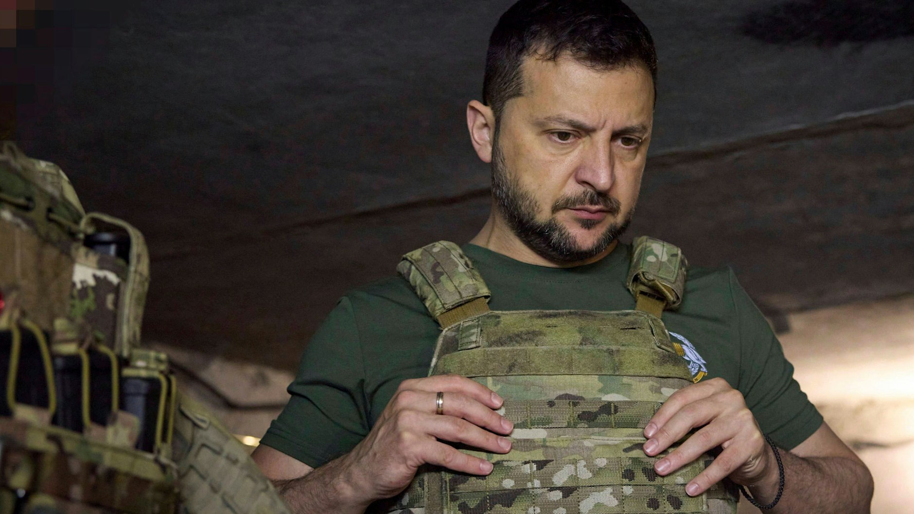 Der ukrainische Staatschef Wolodymyr Selenskyj hat aktuell zahlreiche Probleme: Krieg, Korruption und eine Fluchtwelle junger Männer.