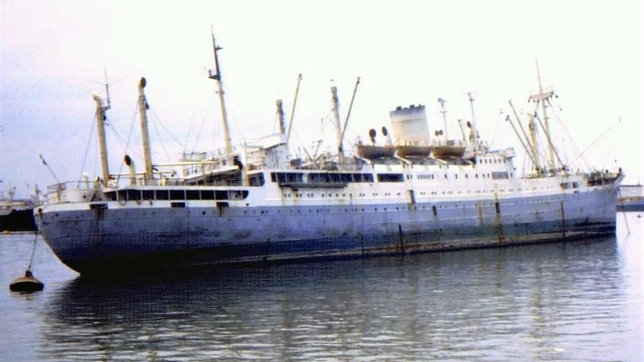 Der einstige DDR-Frachter MS Fichte: Unter dem Namen „Sunrise IV“ taucht er im April 1980 in Colombo auf, schon damals ziemlich schrottreif.