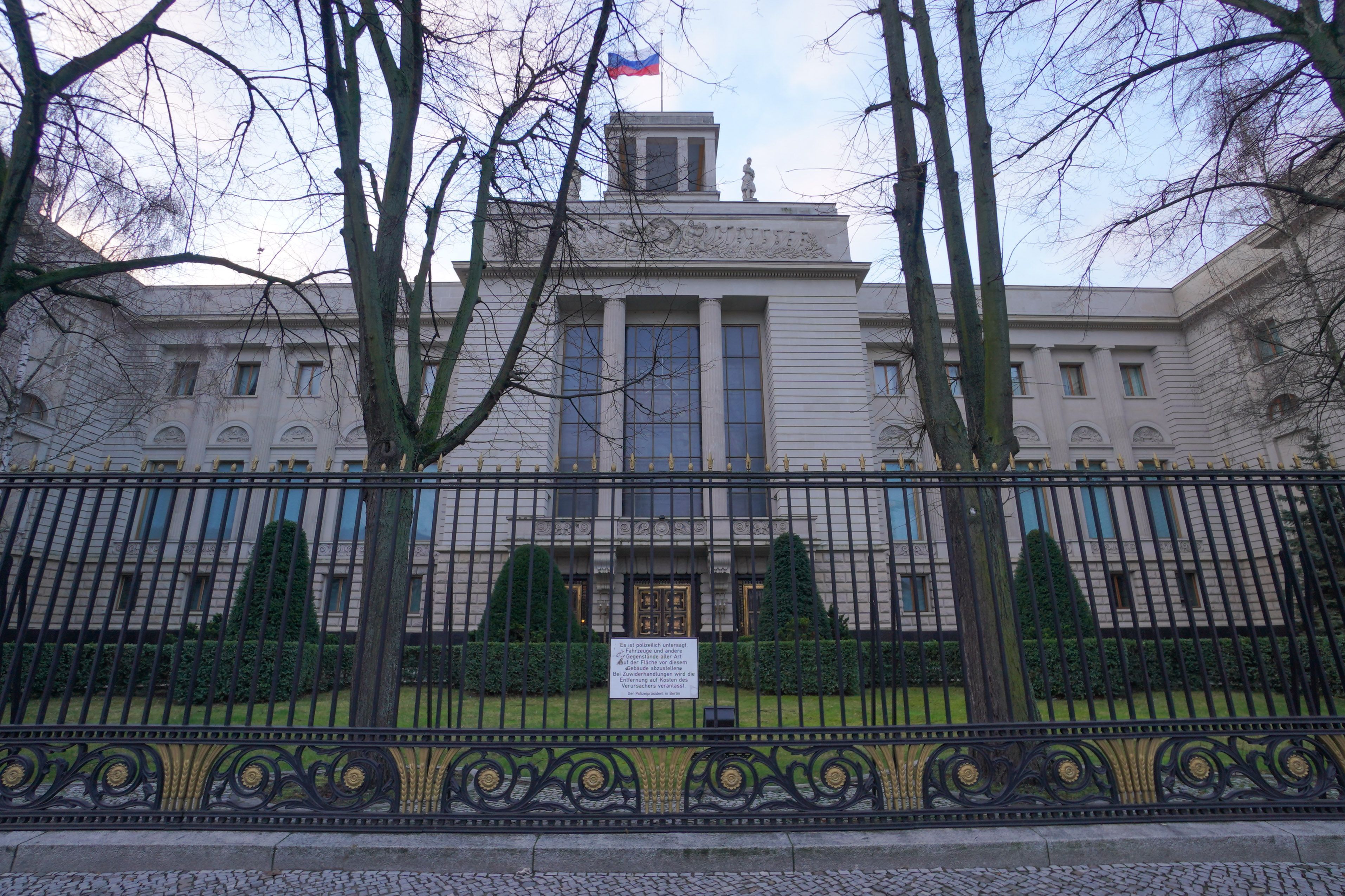 Messer-Drama vor der russischen Botschaft – Frau rastet in Mitte aus