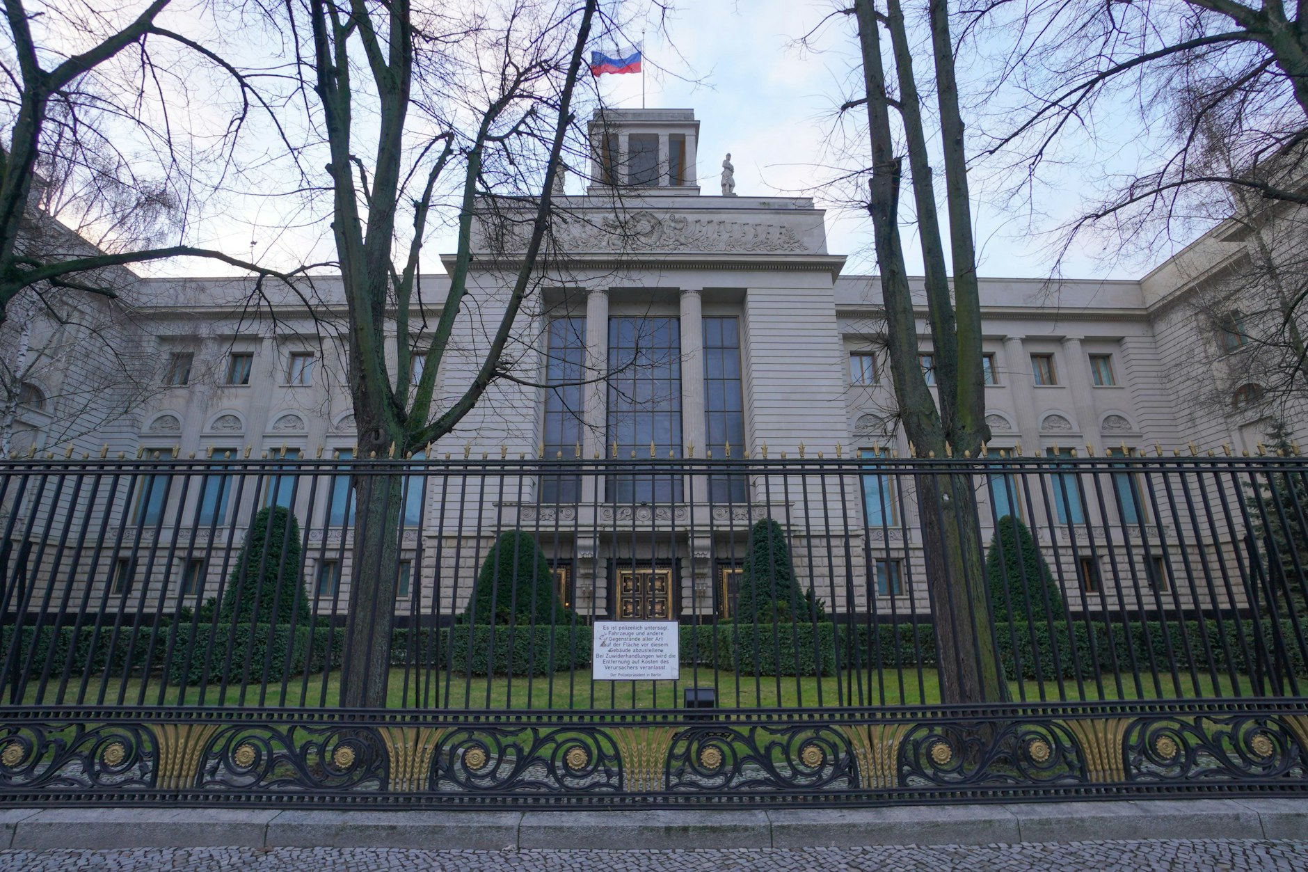 Blick auf die russische Botschaft in Berlin. Hier kam es zu dem Messervorfall.