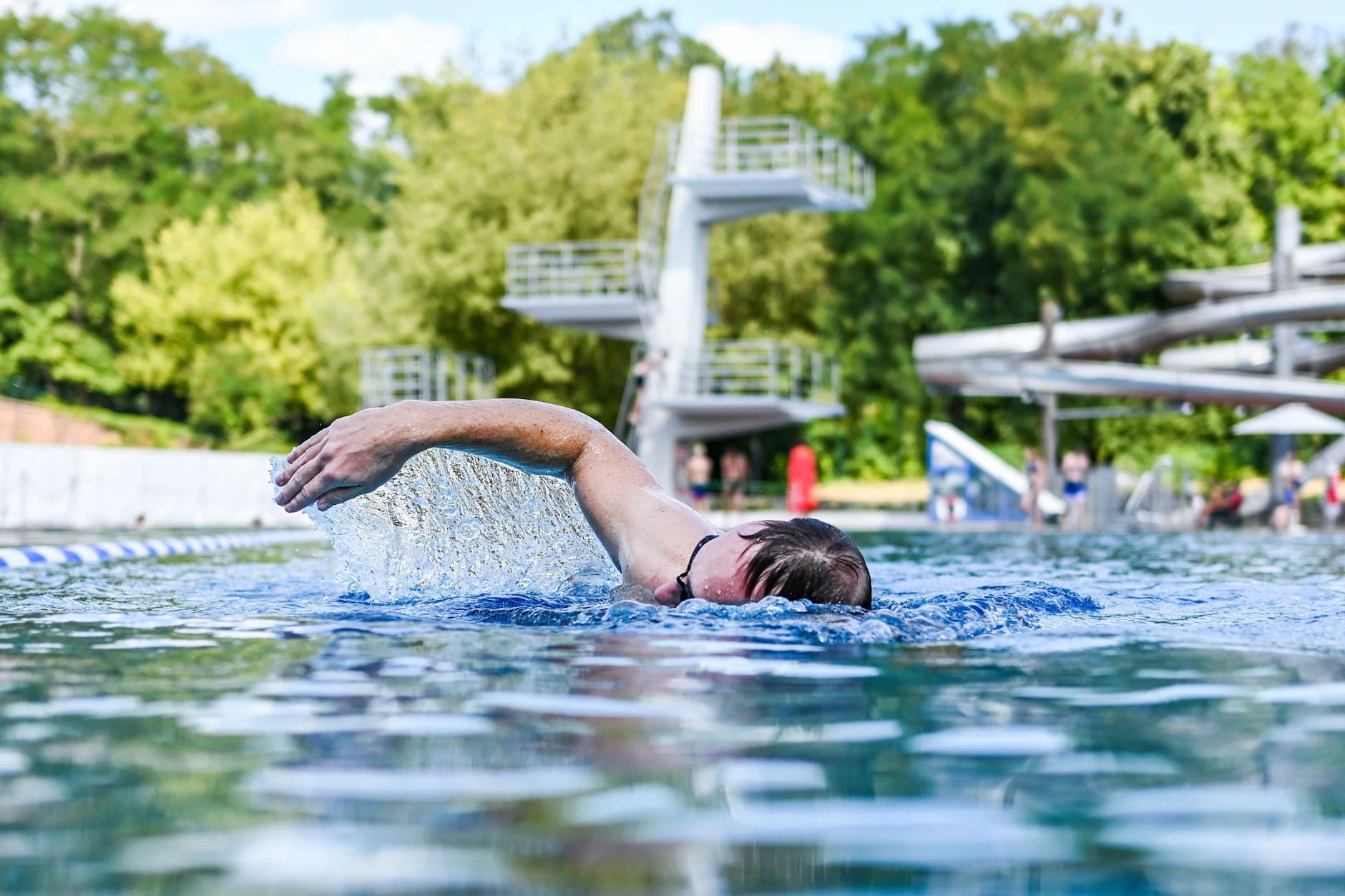 Am Morgen Bahnen ziehen und dann in die Stadt. Das Freibad Pankow ist im Kiez eine Legende.