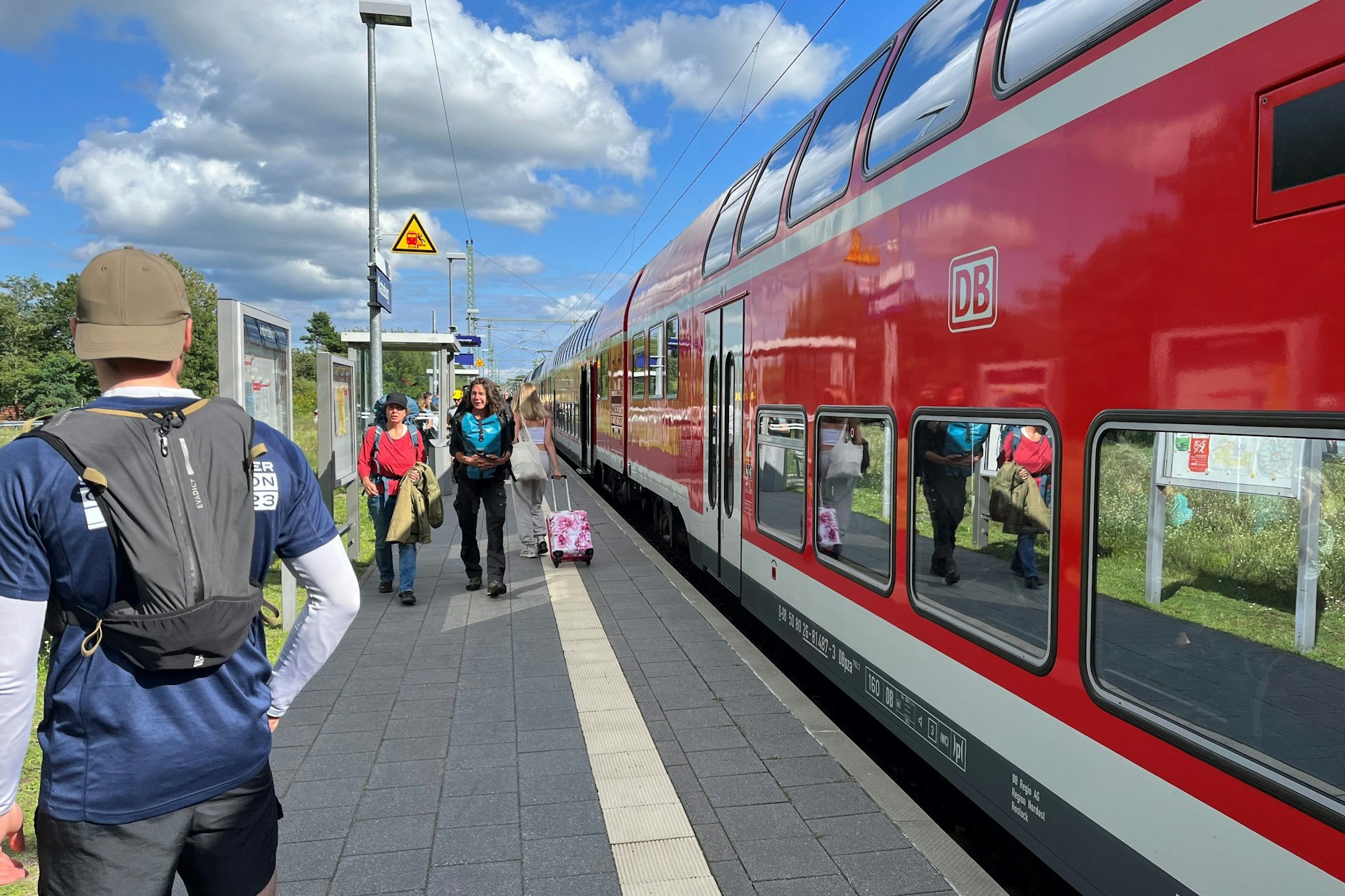 Auf den Schienen der Region unterwegs: ein Zug der Linie RE5.