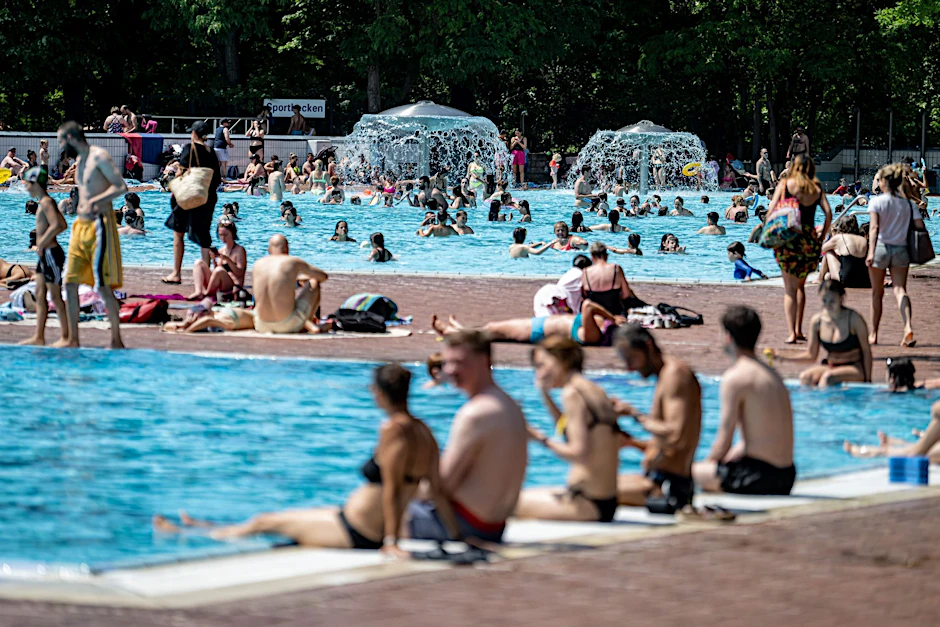 Das Columbiabad – als es nach Randale wiedereröffnet wurde.