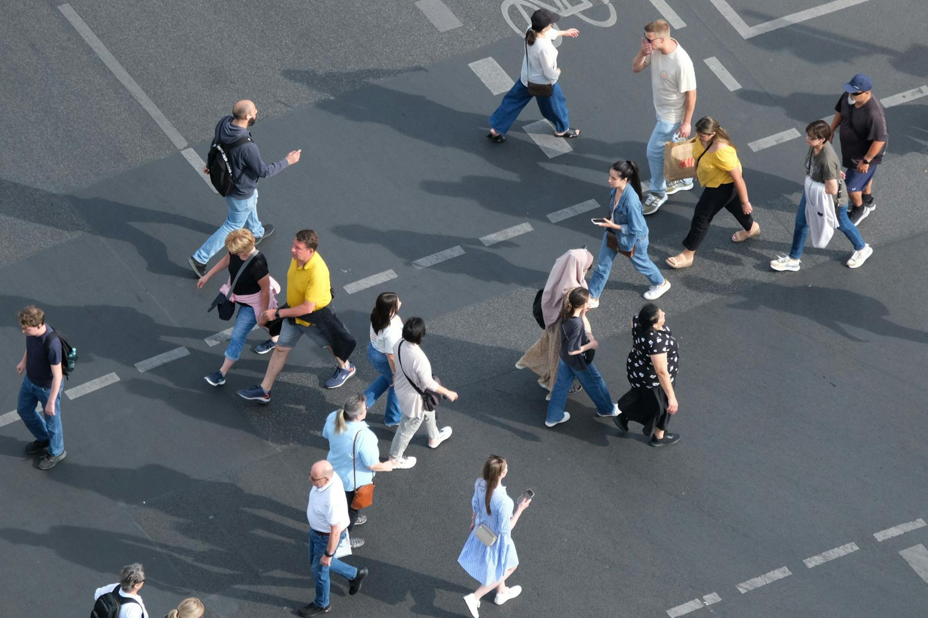 Passanten am Alex: Schnell über die Kreuzung, sonst wird’s gefährlich.