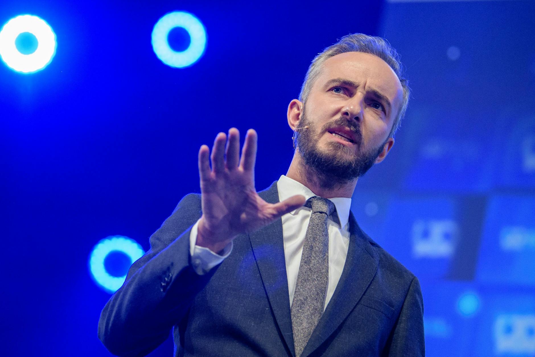 Jan Böhmermann, hier auf der Bühne eines Unternehmensgründer- und Investorentreffens